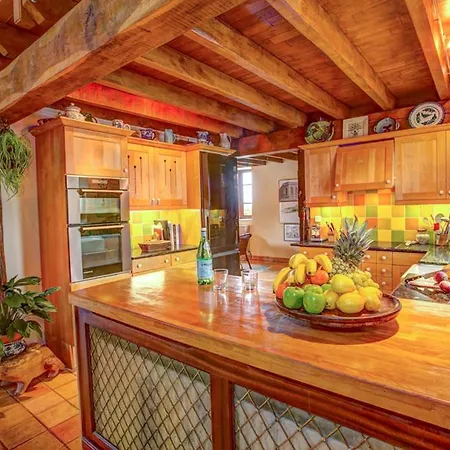 Saint-andre-de-najac Sleeps 8 Pool Wifi Villa