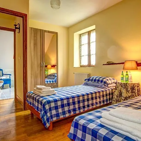 Villa Saint-andre-de-najac Sleeps 8 Pool Wifi